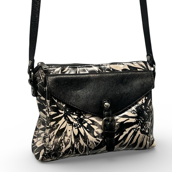 Patricia Nash Handbags - Patricia Nash Sunflower Avellino Crossbody